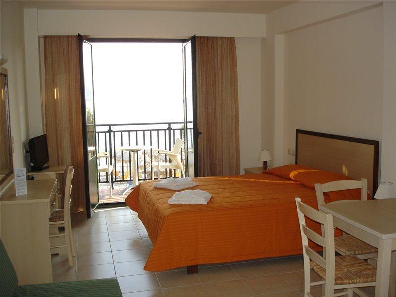 Margarita Beach Hotel Agia Marina  Exterior photo